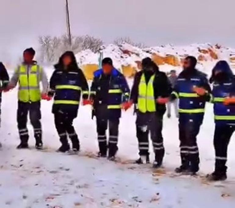 Gabar Dağı’nda işçiler, kar yağışını halay çekerek kutladı