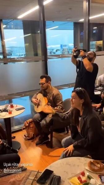 Uçağı rötar yapan Şevval Sam'dan havalimanında mini konser