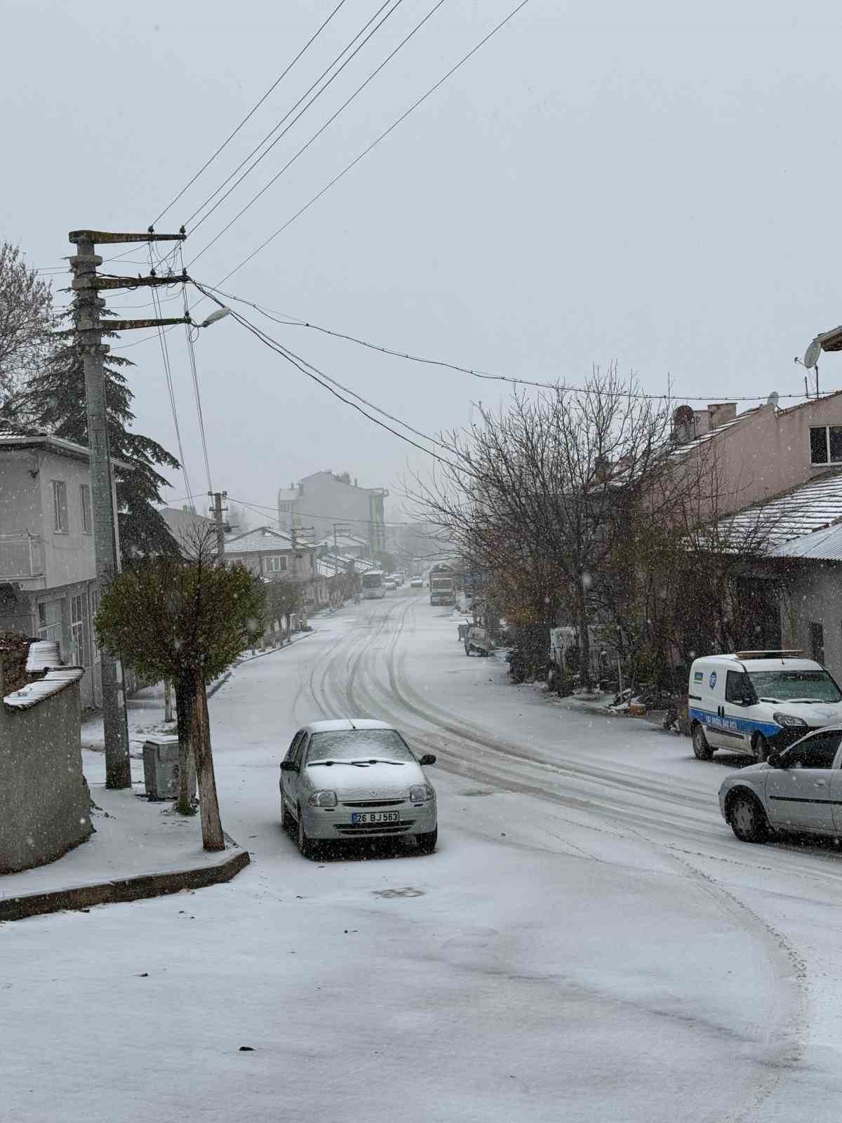 Eskişehir’de kış mevsiminin ilk kar yağışı başladı