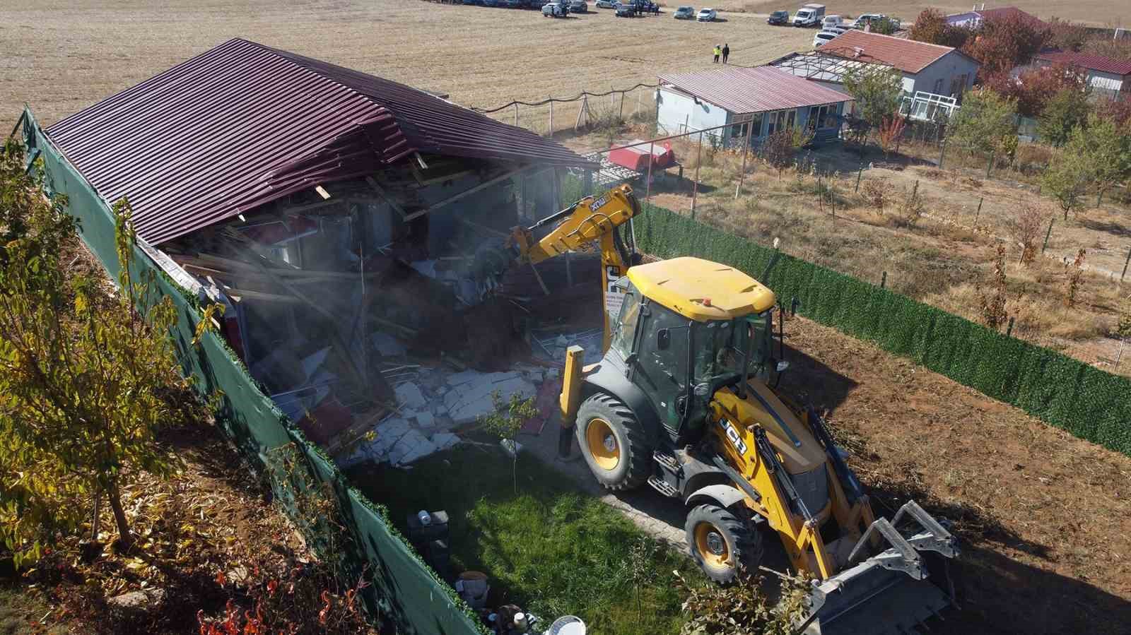 Tepebaşı’nda tarım arazilerindeki kaçak yapılar yıkılıyor