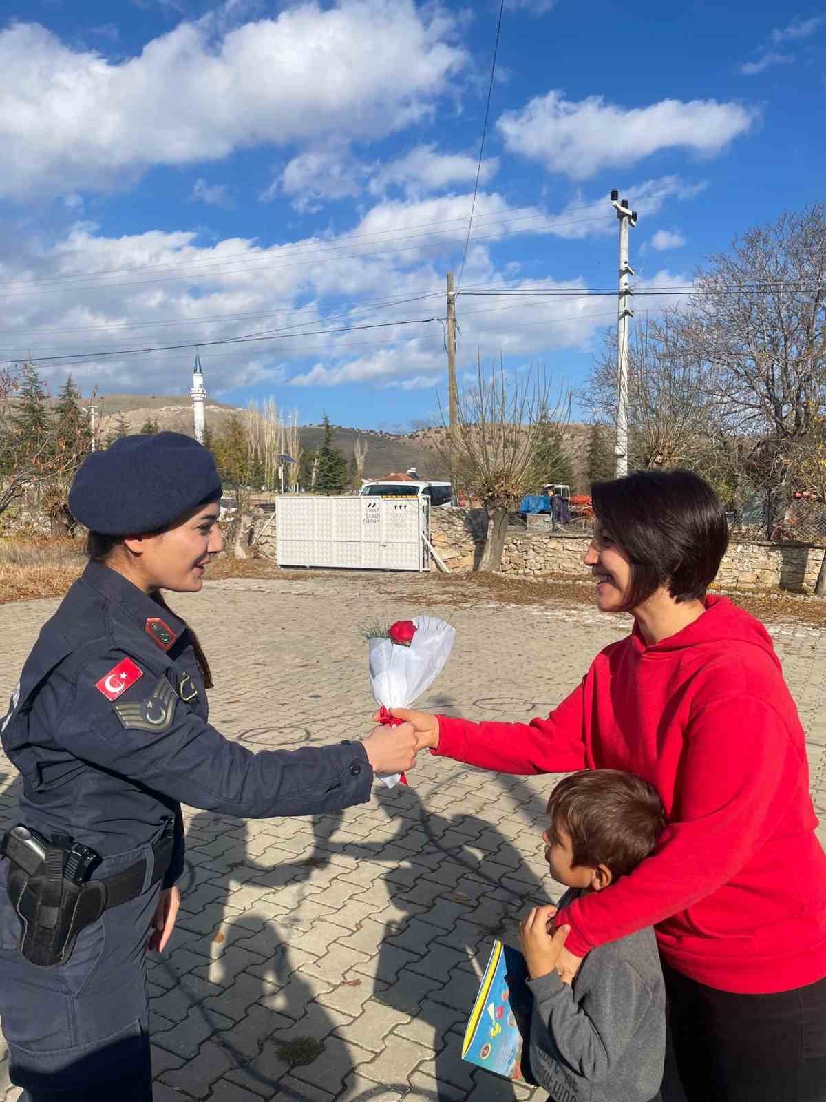 Jandarma öğretmenlerin Öğretmenler Günü’nü kutlandı