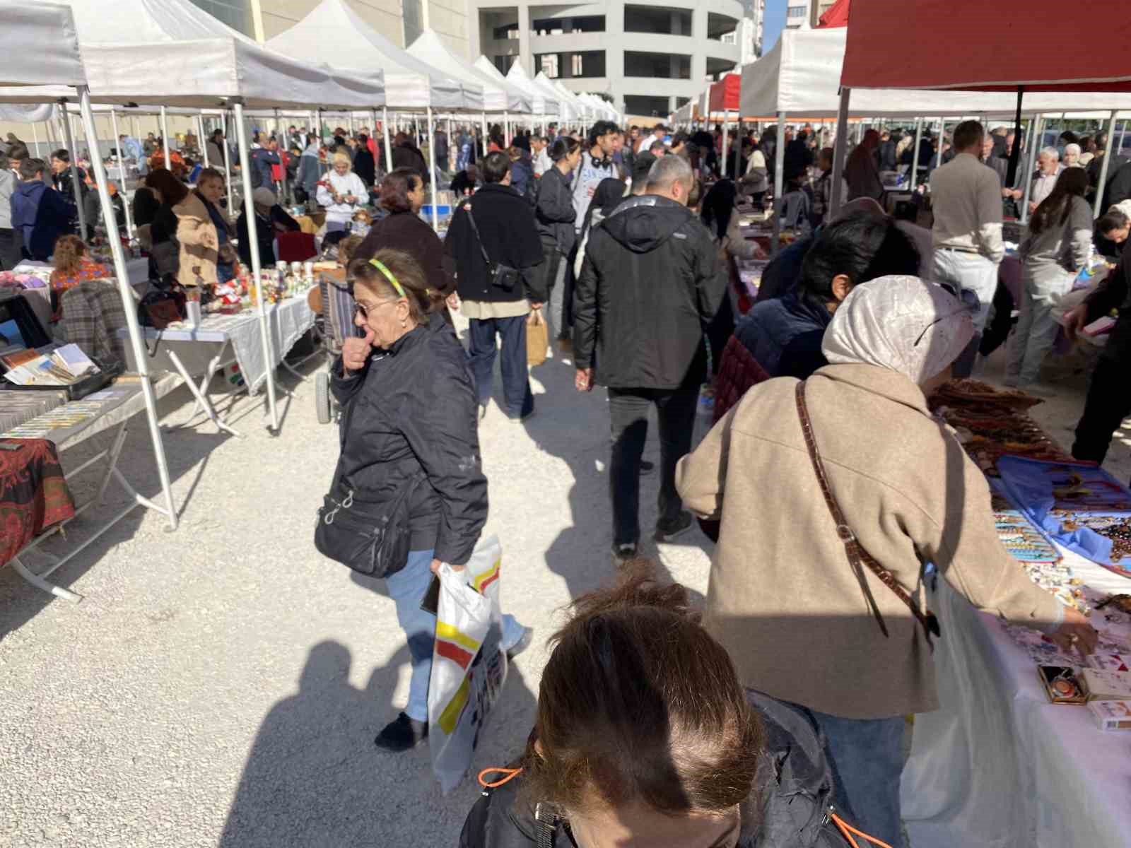 Vatandaşlar antika pazarında yoğunluk oluşturdu