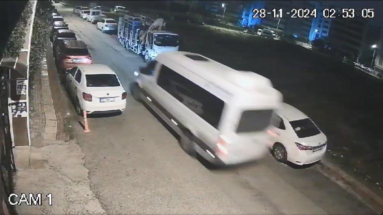 Bursa'da, otomobil ile çarpışan işçi servis minibüsü devrildi: 8 yaralı