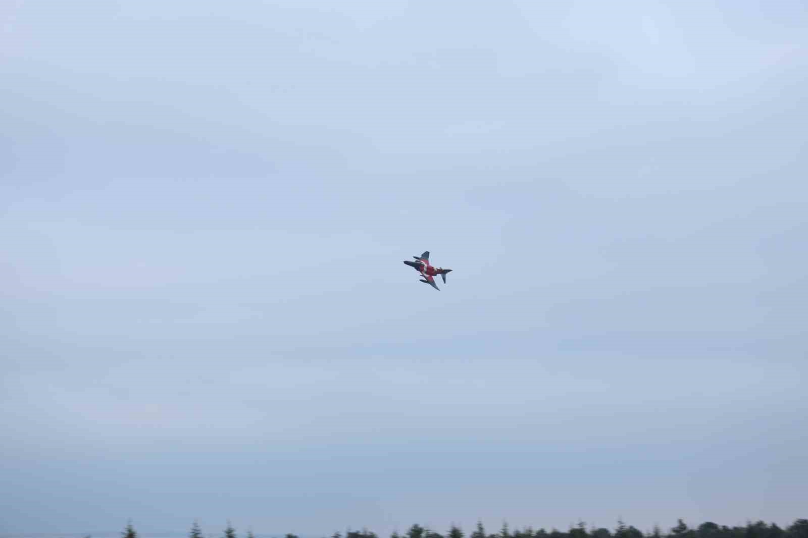 10 tane F-4E Phantom uçağıyla ‘fil yürüyüşü’ yapıldı