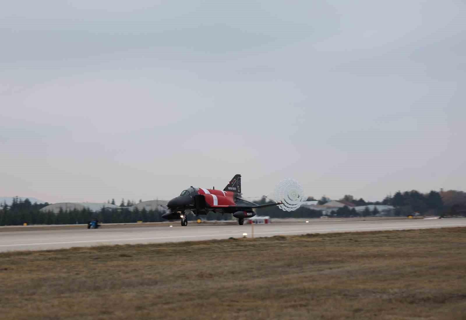 10 tane F-4E Phantom uçağıyla ‘fil yürüyüşü’ yapıldı