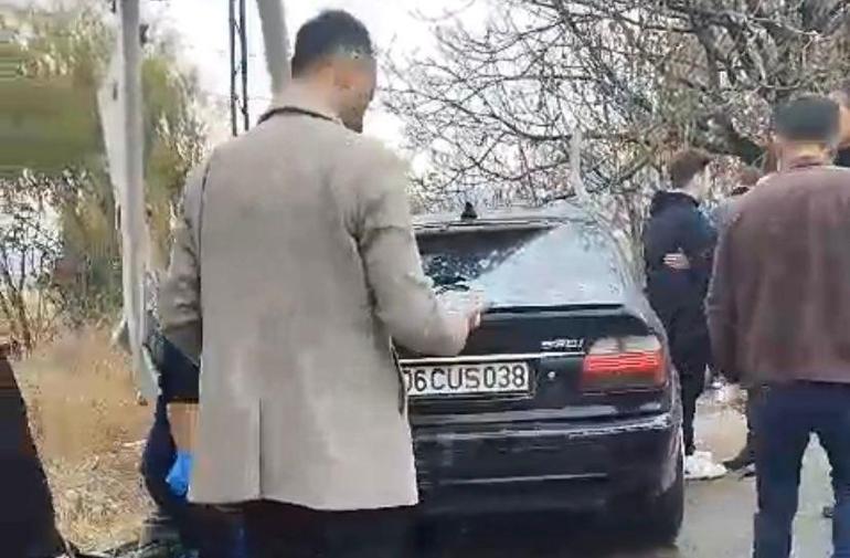 Ankara'da otomobil, otobüs durağına çarptı: 3 yaralı