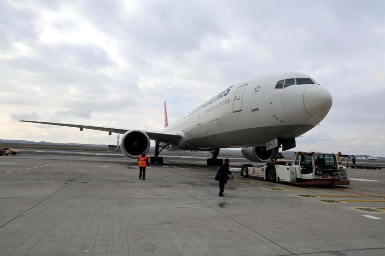 THY'nin Sidney uçuşları başladı, başkonsolos uçağın arkasından su döktü