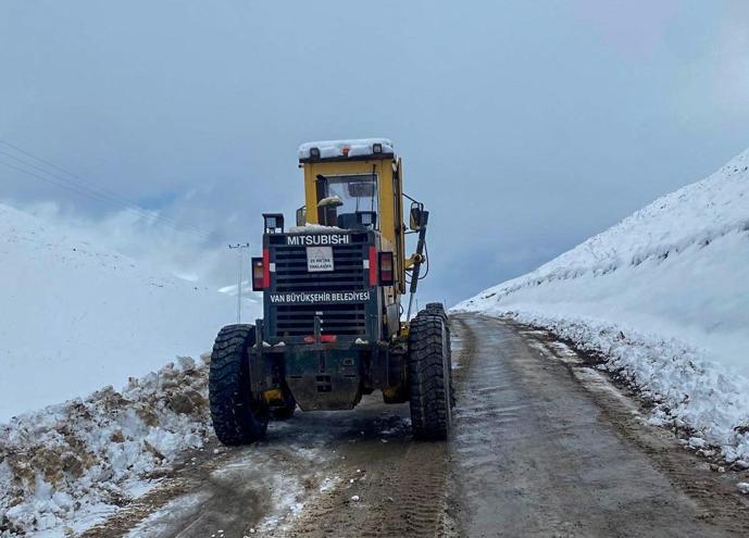 Van'ın yüksek kesimlerine kar yağdı