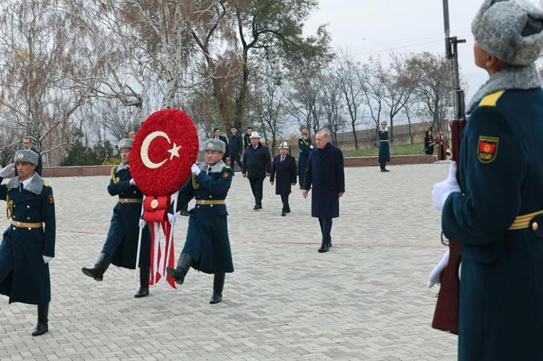 Cumhurbaşkanı Erdoğan Kırgızistan'da resmi törenle karşılandı