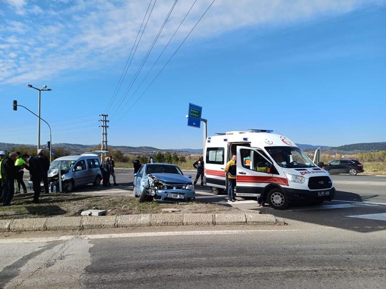 Bolu'da hafif ticari araç ile otomobil çarpıştı: 7 yaralı