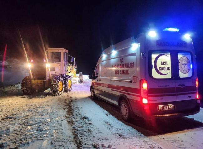 Rahatsızlanan asker, kardan kapanan yol açılarak hastaneye kaldırıldı