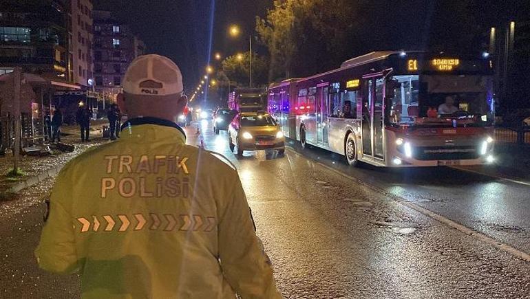 Otomobil, otobüs durağına daldı; 3 üniversite öğrencisi yaralandı