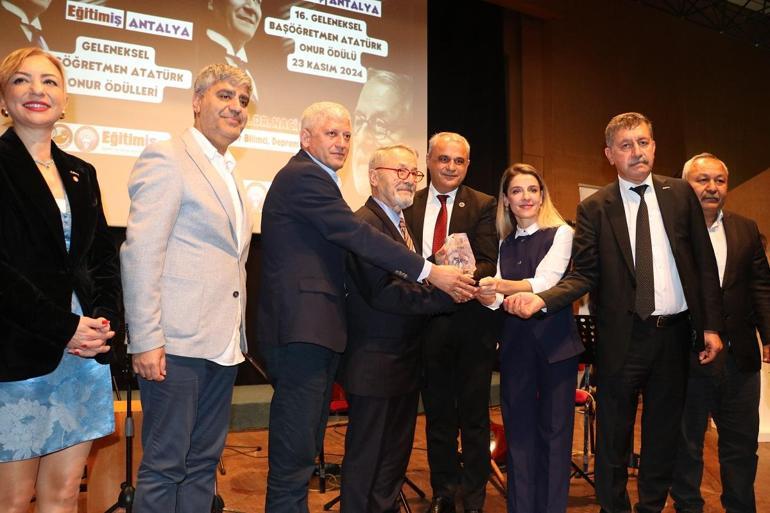 Profesör Naci Görür, 'Başöğretmen Atatürk Onur Ödülü'ne layık görüldü