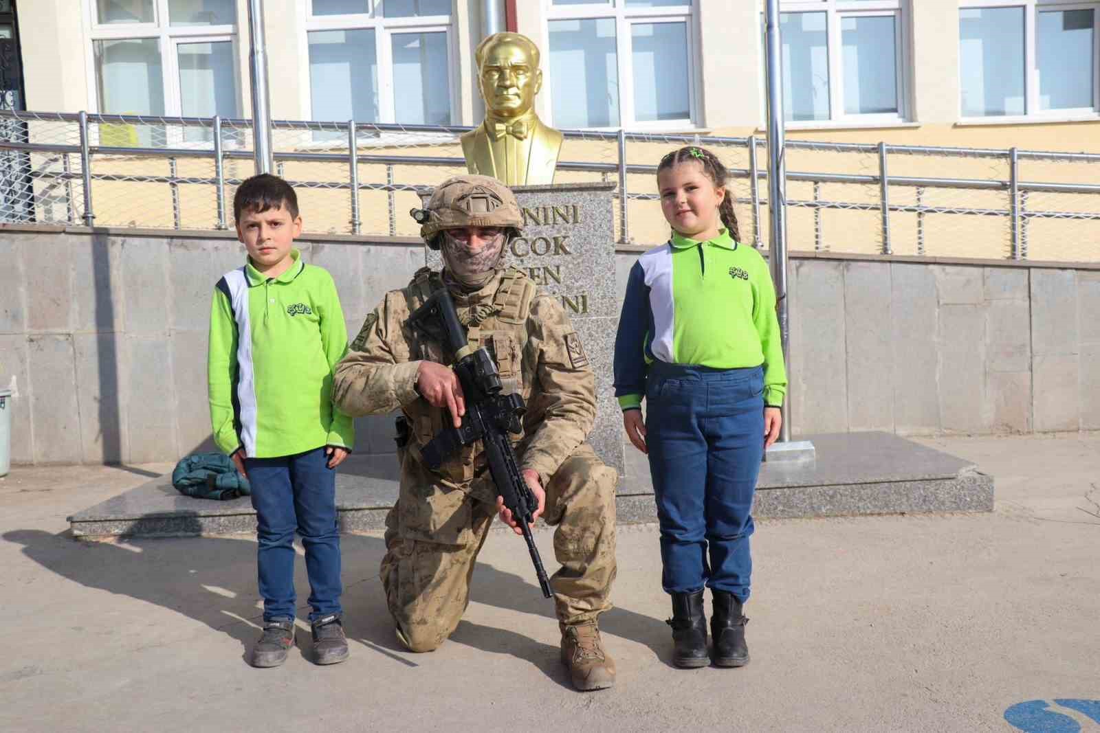 Dünya Çocuk Hakları Günü nedeniyle jandarma ekiplerinden ilkokul ziyareti