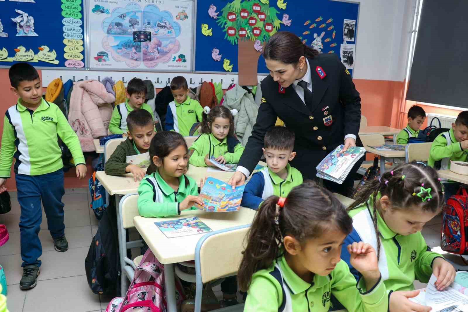 Dünya Çocuk Hakları Günü nedeniyle jandarma ekiplerinden ilkokul ziyareti