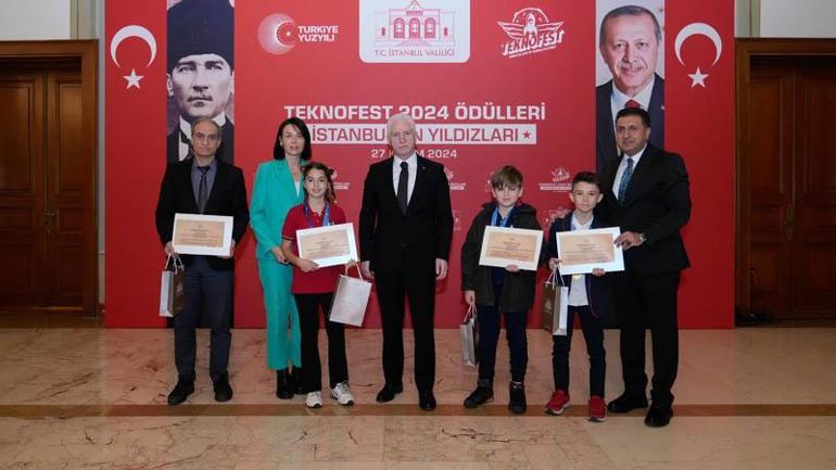 Vali Gül TEKNOFEST'te dereceye giren öğrencilere hediye verdi