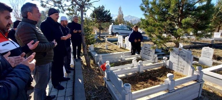 Van depreminde hayatını kaybeden DHA muhabiri Sebahattin Yılmaz, kabri başında anıldı