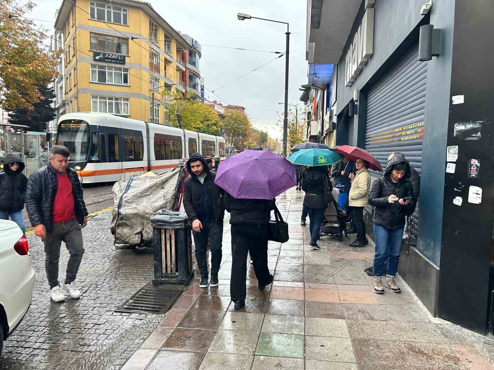 Sağanak yağmurdan korunmak isteyen vatandaşlar saklanacak yer aradı