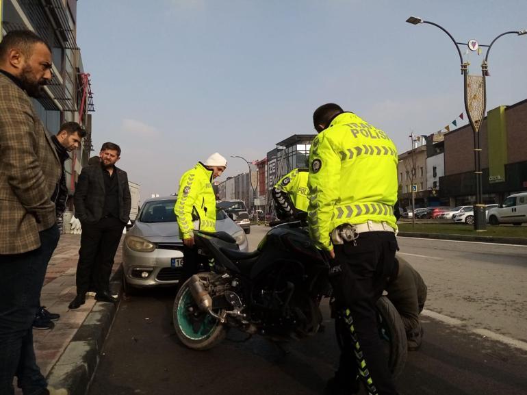 Devrilen motosikletin ehliyetsiz sürücüsü yaralandı; kaza kamerada