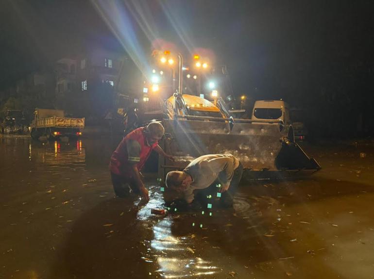 Nazilli'de sağanak cadde ve sokakları suyla doldurdu; sahaya çıkan belediye başkanı halktan özür diledi