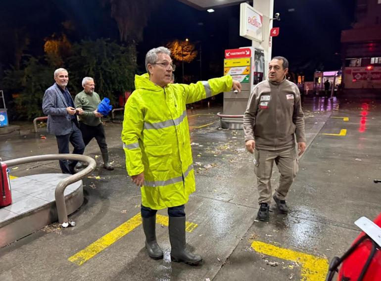 Nazilli'de sağanak cadde ve sokakları suyla doldurdu; sahaya çıkan belediye başkanı halktan özür diledi