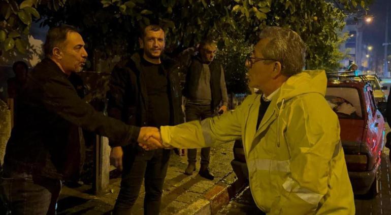 Nazilli'de sağanak cadde ve sokakları suyla doldurdu; sahaya çıkan belediye başkanı halktan özür diledi