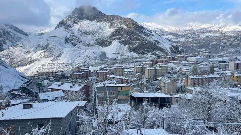 Hakkari'de 10 yerleşim yeri ulaşıma kapandı