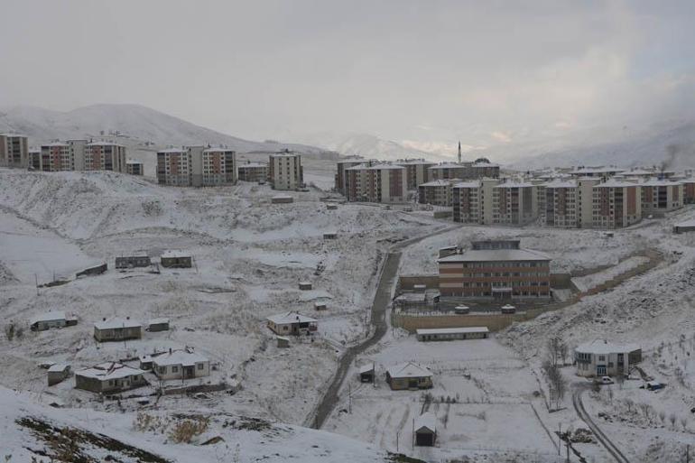 Hakkari'de 10 yerleşim yeri ulaşıma kapandı