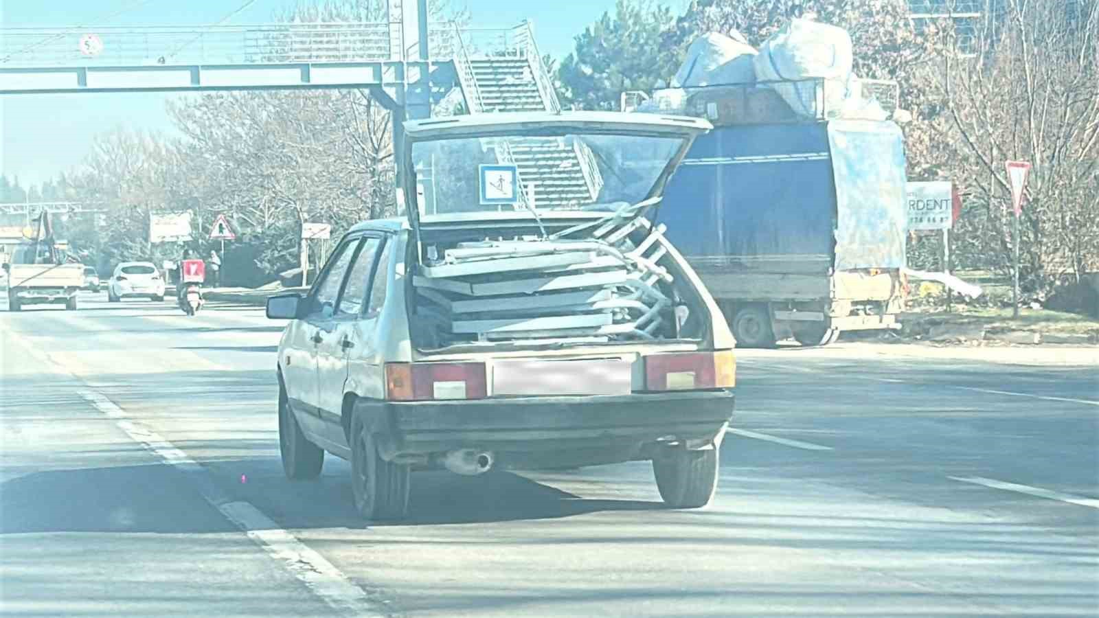 Otomobilin bagajındaki düzensiz yüklerle trafiği tehlikeye attı