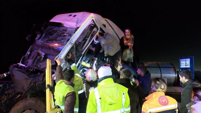 Pendik TEM Otoyolu'nda iki TIR çarpıştı; araçta sıkışan şoförü itfaiye kurtardı