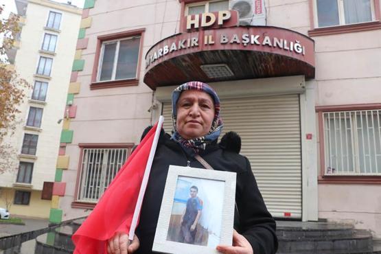 Dağa kaçırılan oğlu için nöbet tutan anne: Ciğerimi benden söküp götürdüler