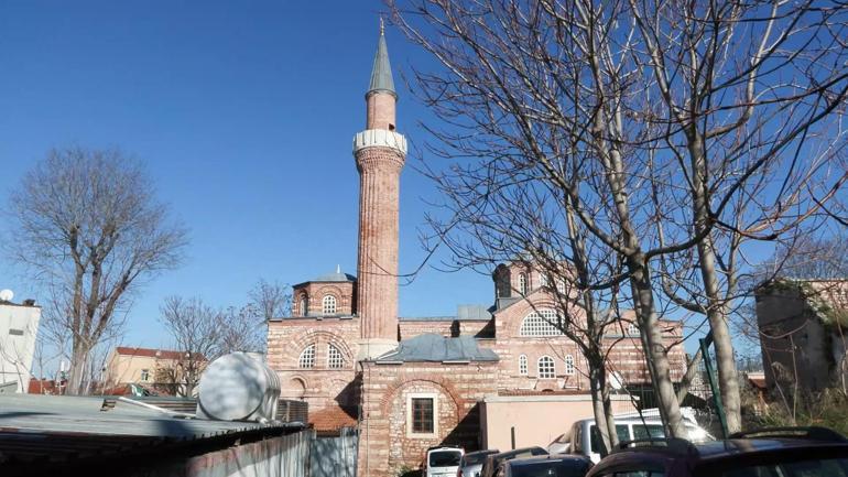 Fatih'teki 900 yıllık tarihi caminin önü çöplük arkası otopark