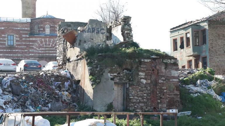 Fatih'teki 900 yıllık tarihi caminin önü çöplük arkası otopark