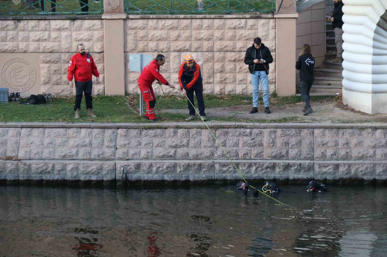 Eskişehir’de 3 gündür kayıp adamın son görüldüğü Porsuk Çayı’nda dalgıçlar arama yaptı