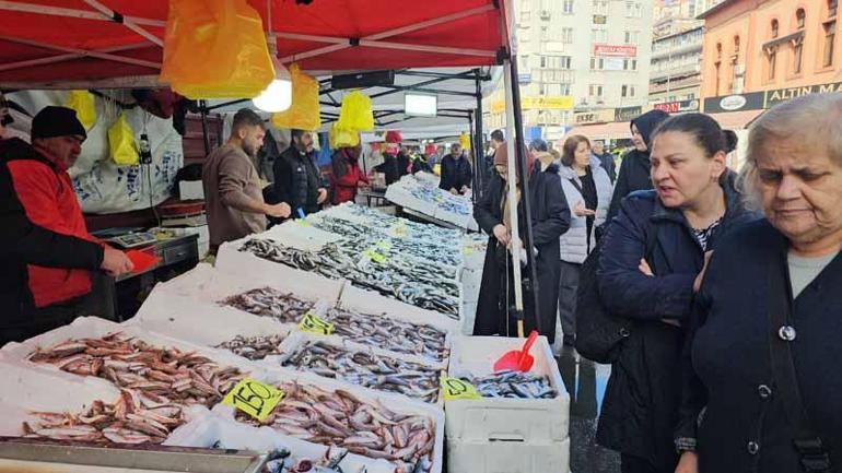 Zonguldak'ta, hamsi 75 liraya tezgahlarda yerini aldı