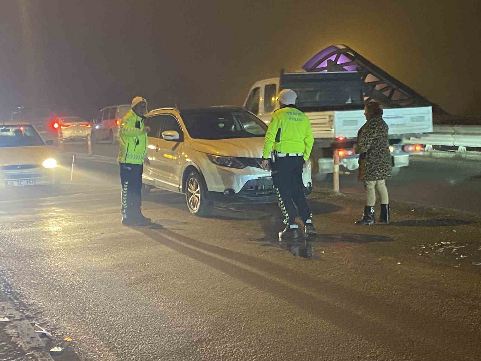 Köprü üzerinde 3 aracın karıştığı zincirleme kaza trafiği kilitledi