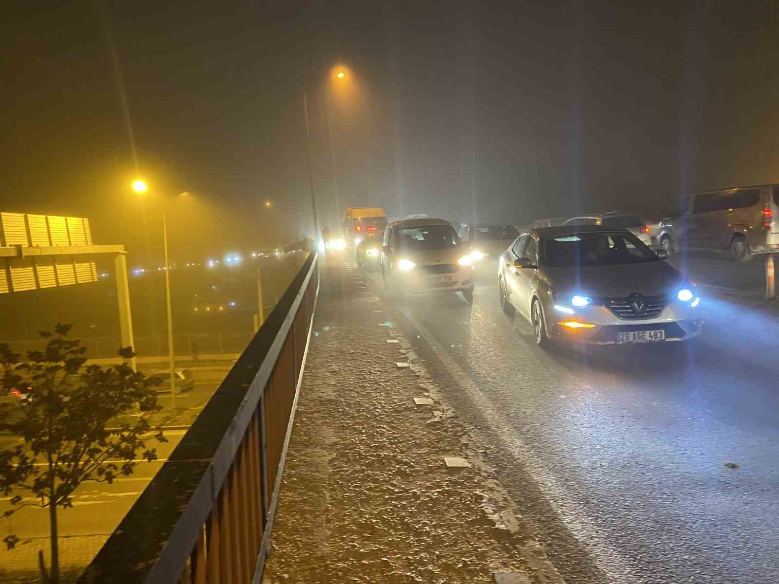 Köprü üzerinde 3 aracın karıştığı zincirleme kaza trafiği kilitledi