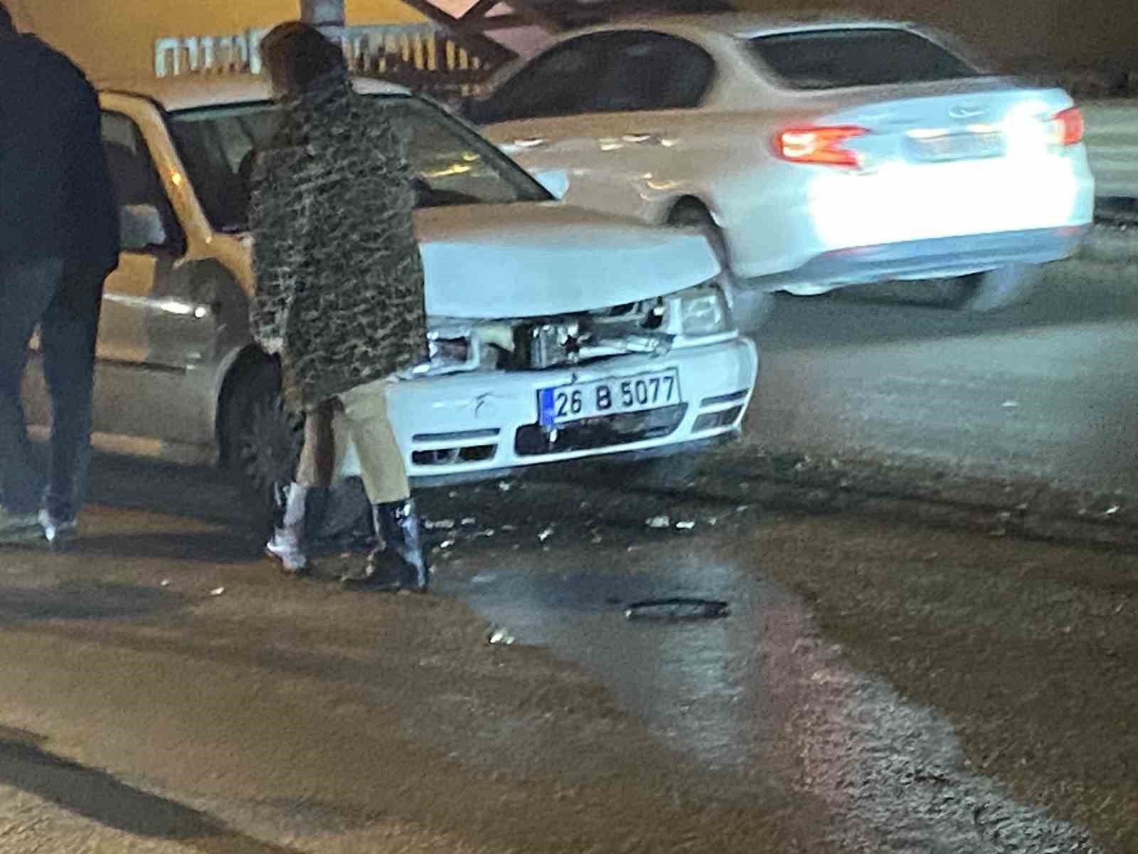 Köprü üzerinde 3 aracın karıştığı zincirleme kaza trafiği kilitledi