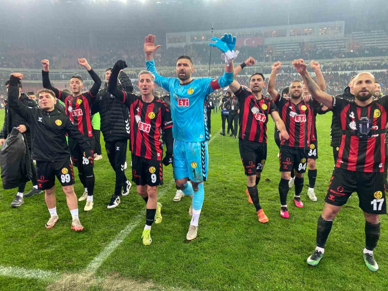 Taraftarıyla rekor kıran Eskişehirspor, liderlik koltuğuna oturdu