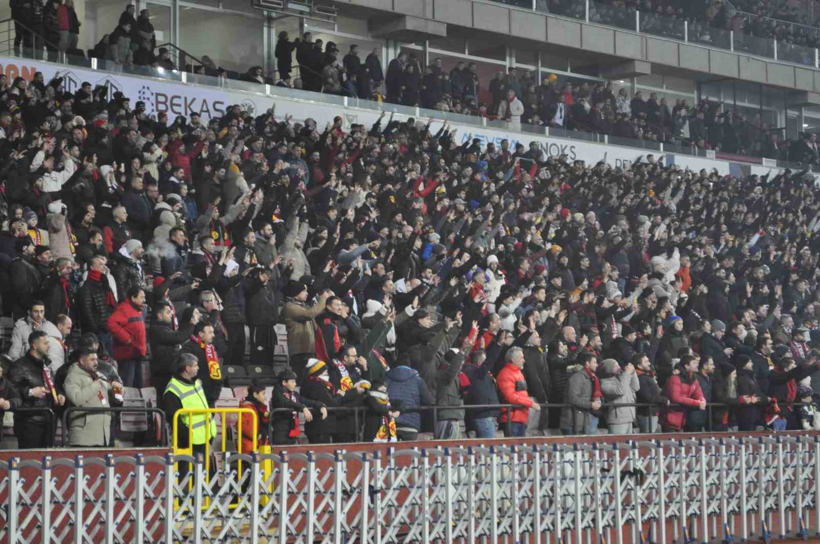 Taraftarıyla rekor kıran Eskişehirspor, liderlik koltuğuna oturdu