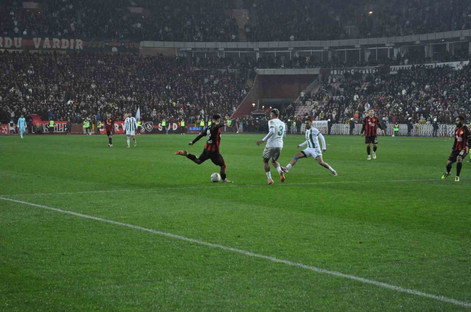 Taraftarıyla rekor kıran Eskişehirspor, liderlik koltuğuna oturdu