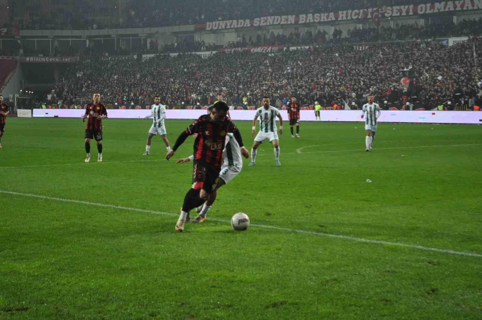 Taraftarıyla rekor kıran Eskişehirspor, liderlik koltuğuna oturdu