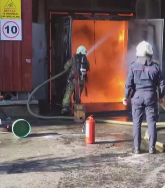 Zeytinburnu Matbaacılar Sitesinin yük asansörü alev alev yandı