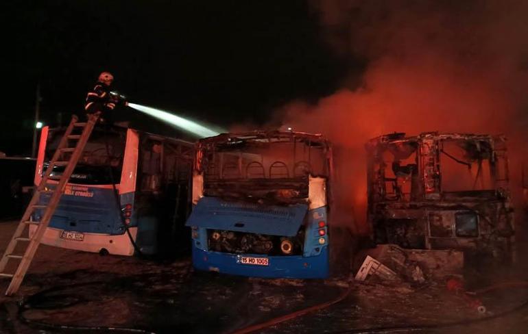 Burdur'da park halindeki 5 halk otobüsü yandı