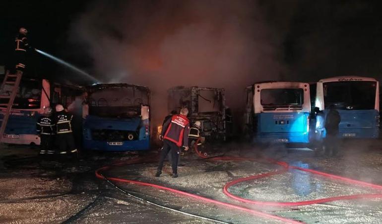 Burdur'da park halindeki 5 halk otobüsü yandı