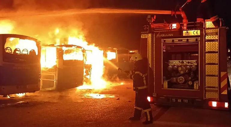 Burdur'da park halindeki 5 halk otobüsü yandı