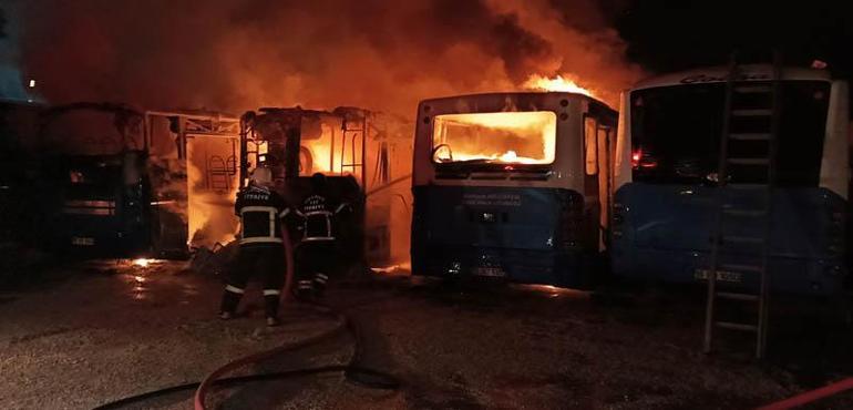 Burdur'da park halindeki 5 halk otobüsü yandı