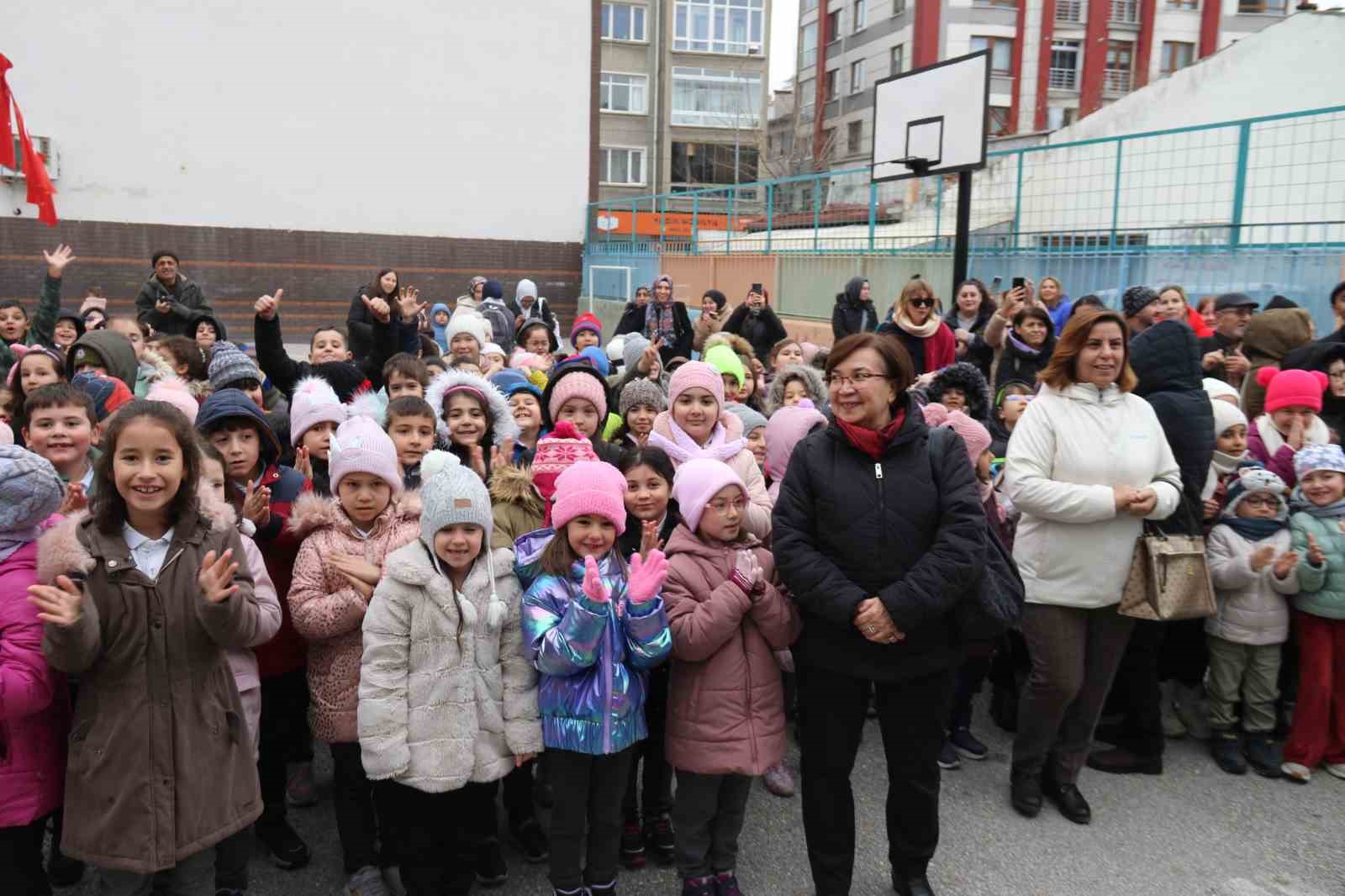 Norm Ender, 100. Yıl Marşı Parla’yı Eskişehir’de minik öğrencilerle seslendirdi