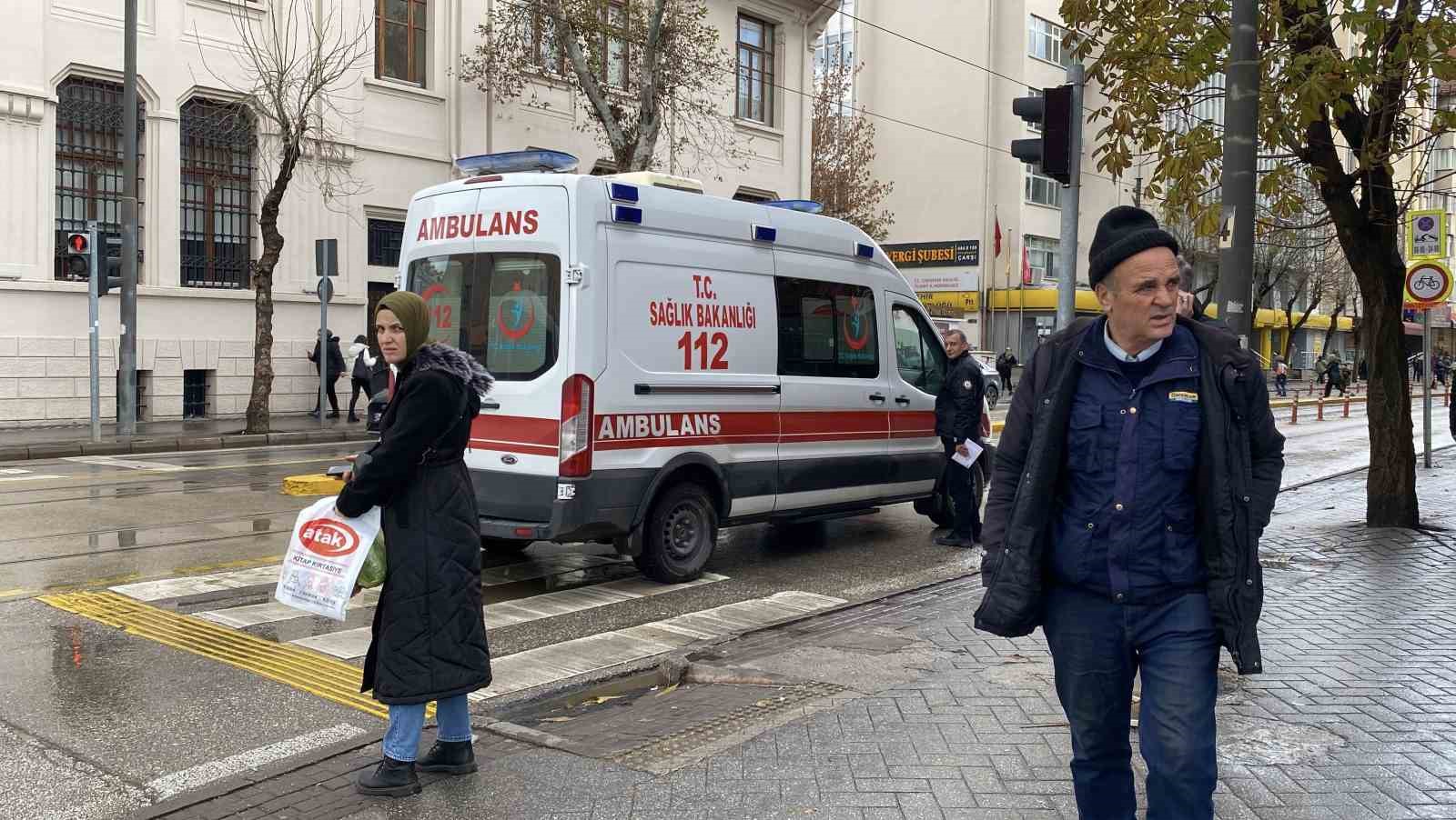 Aracın aynasının çarpması sonucu yere düşen adam başından yaralandı