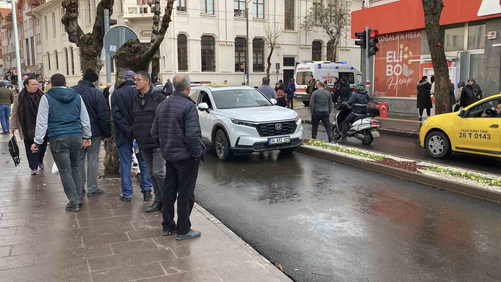 Aracın aynasının çarpması sonucu yere düşen adam başından yaralandı